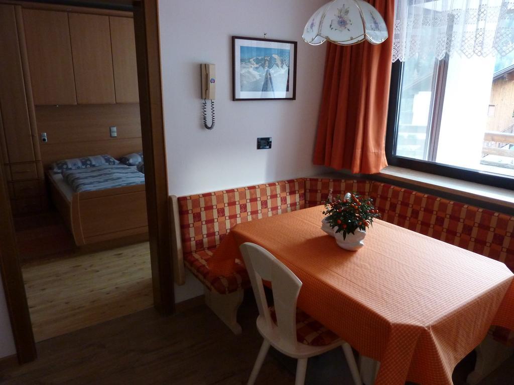 Ciasa Gabriel Apartment Колфоско Стая снимка
